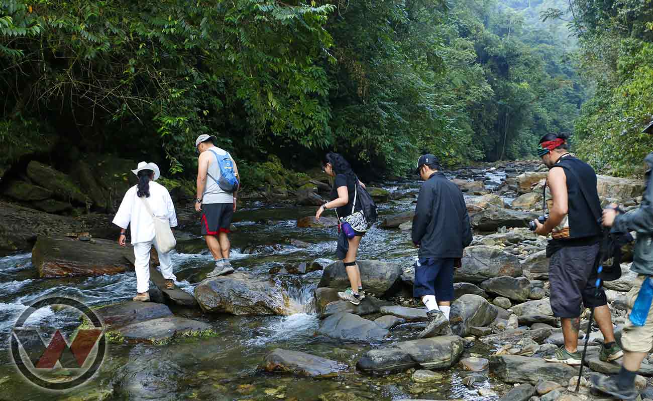 guide autochtone traversant la rivière avec des touristes