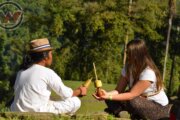guide autochtone partageant sa culture avec un voyageur